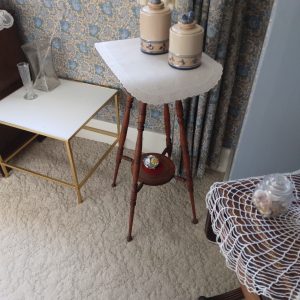 diningroom_180224_threelegbooktable
