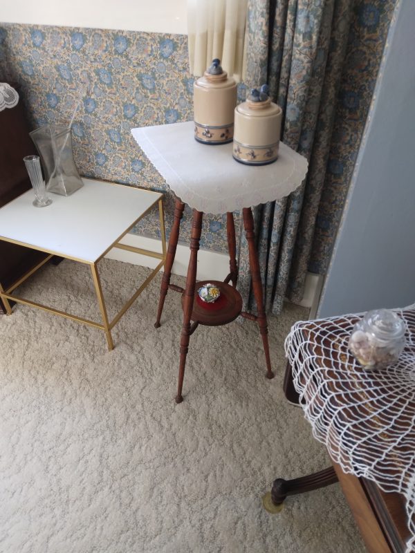 diningroom_180224_threelegbooktable