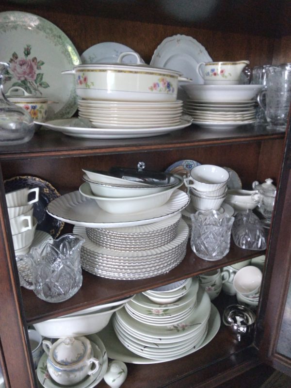 diningroom_090425_fineChinaInHutch
