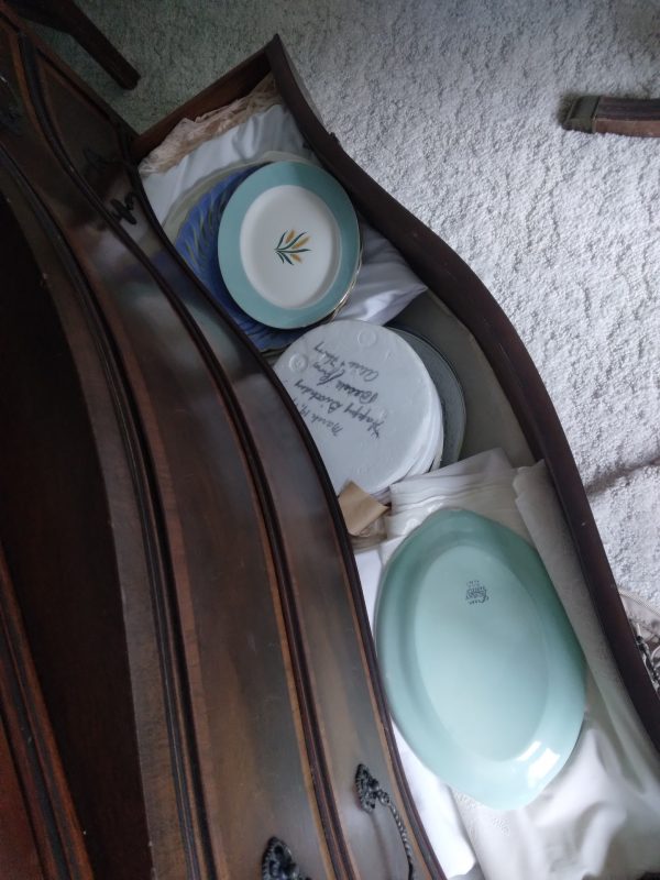 diningroom_090543_dishesinDrawer