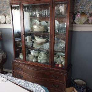 diningroom_115934278_dinningHutch