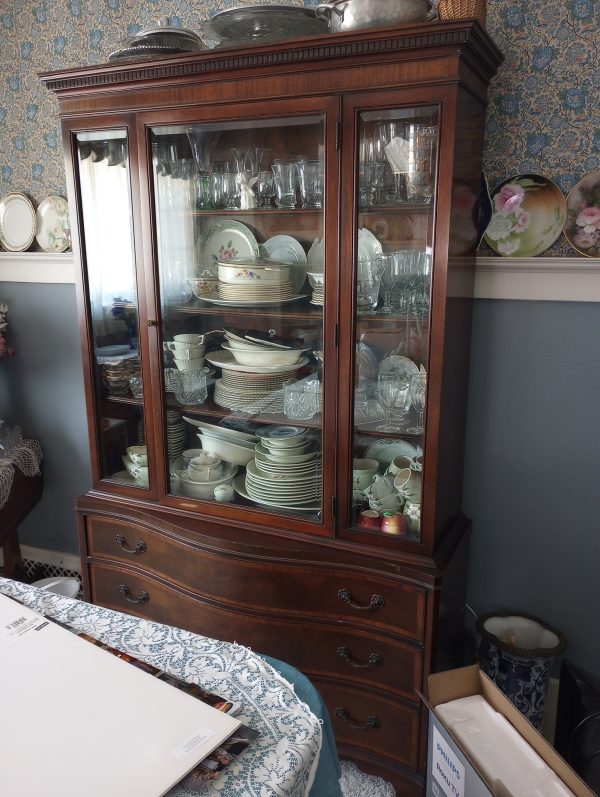 diningroom_115934278_dinningHutch