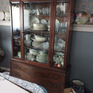diningroom_115937141_diningHutch