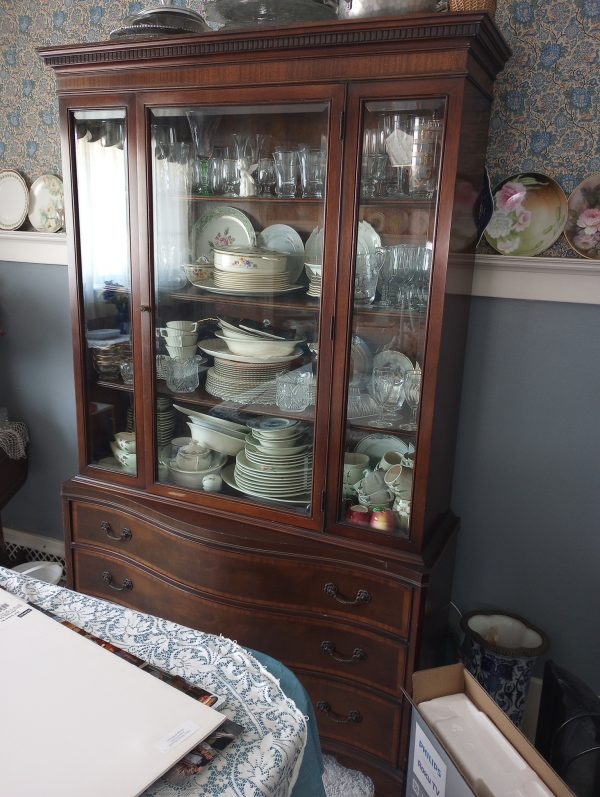 diningroom_115937141_diningHutch
