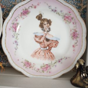 1002201_plates_084150679_lady