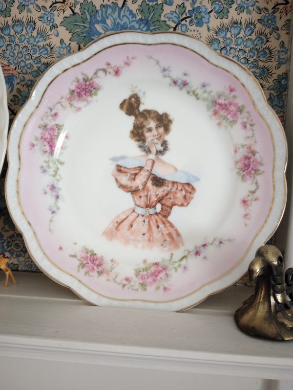 1002201_plates_084150679_lady