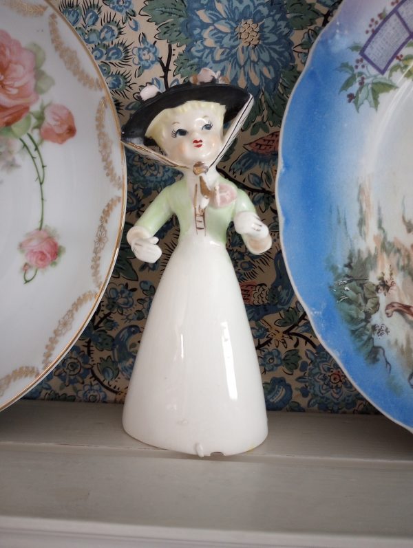 1002203_plates_084214033_smallLadyHatfigure