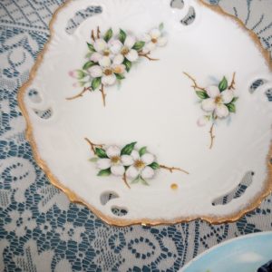 1002257_plates_085030193_whiteflower