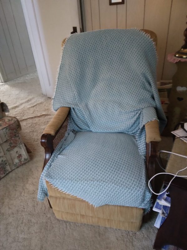 1003412_tvroom_175607_oldBeigeFootChair