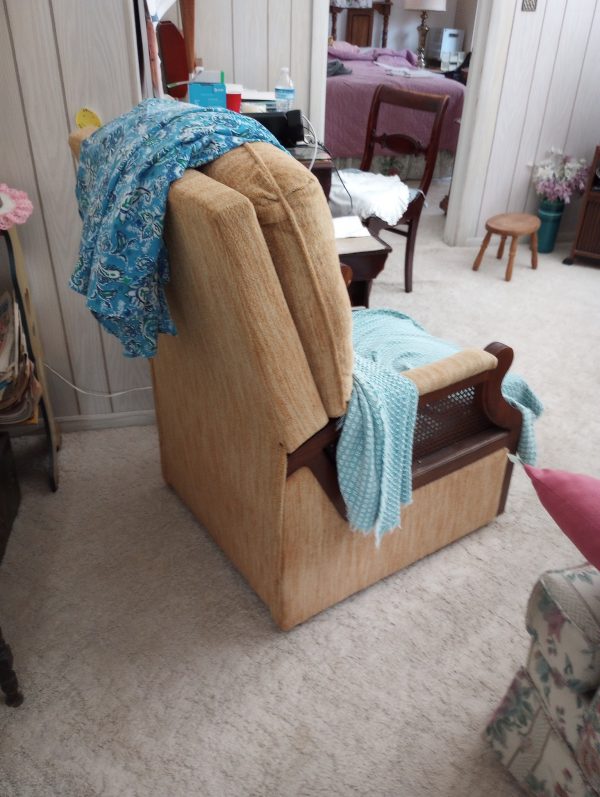 1003419_tvroom_150503450_oldBeigeFootChair