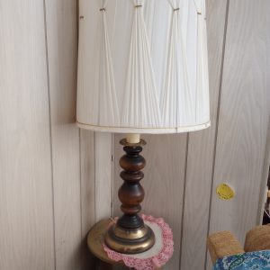 1003420_tvroom_150513567_woodLamp