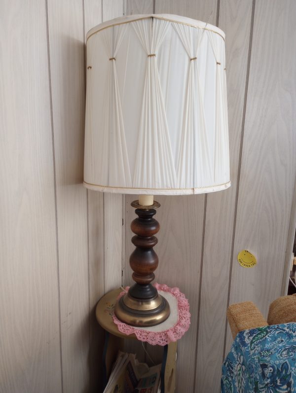 1003420_tvroom_150513567_woodLamp