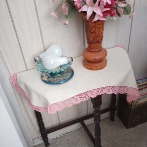 1003421_tvroom_150523703_halfTableVase