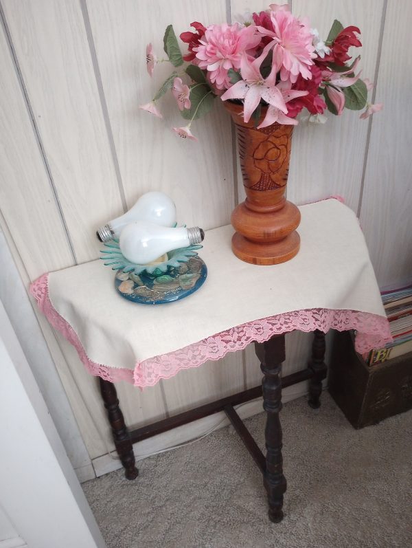 1003421_tvroom_150523703_halfTableVase