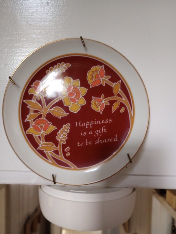 1003424_tvroom_181836842_plateHappinessShared