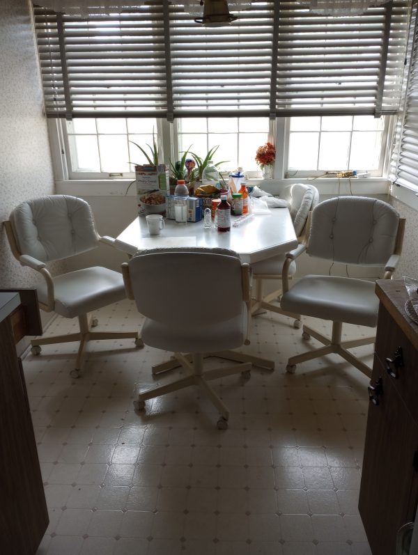 1004123_kitchen_110541606_table