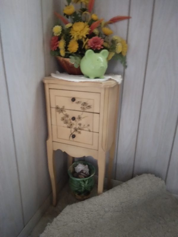 1004301_stairs_180944_smallAlmondcornertable
