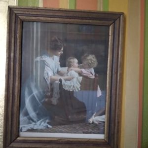 1004307_stairs_181817_womanBabyPictureGlass