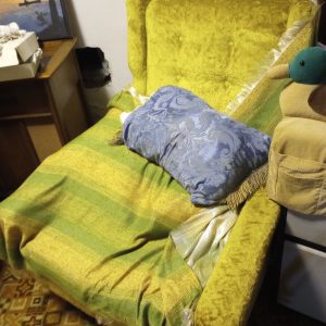 1005113_104834027_yellowChair