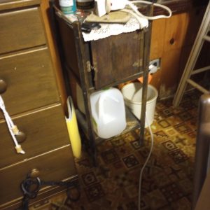 1005118_105016671_smallIronStand