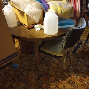 1005125_105156068_smallroundTable