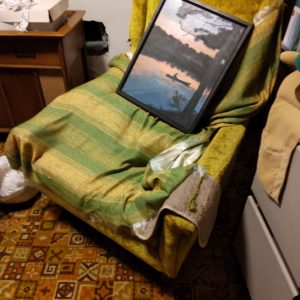 1005145_180802_yellowChair