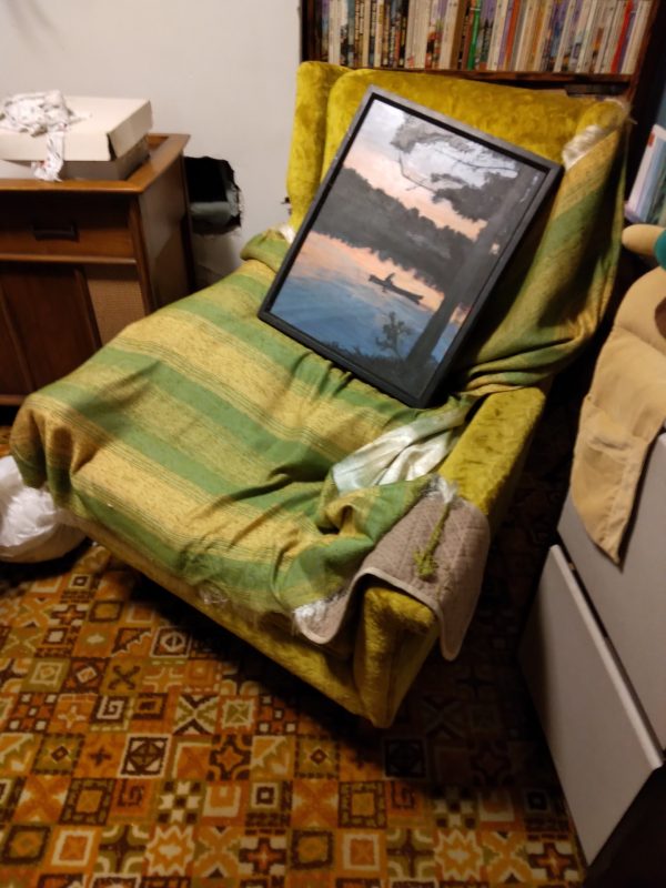 1005145_180802_yellowChair