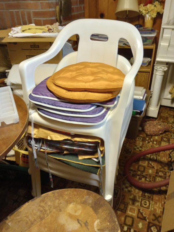 1005148_105644129_plasticChairs