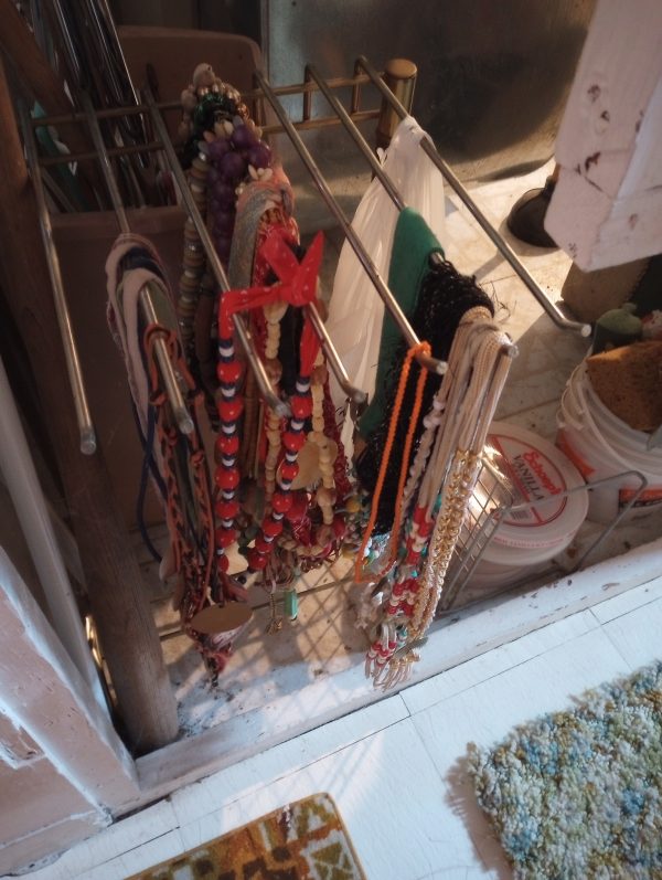 1005150_105707244_necklaceRack