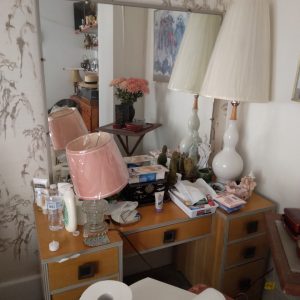 1006102_bedroom1_181037_mirrorVanityDresser