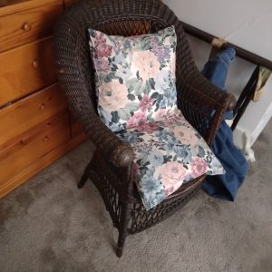1006105_bedroom1_181104_wickerGrandChair