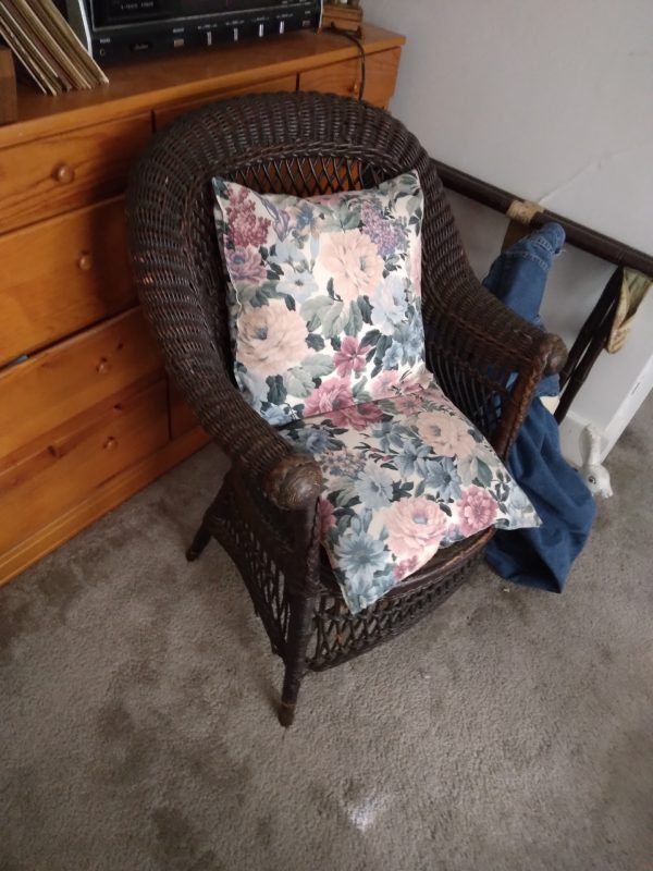 1006105_bedroom1_181104_wickerGrandChair