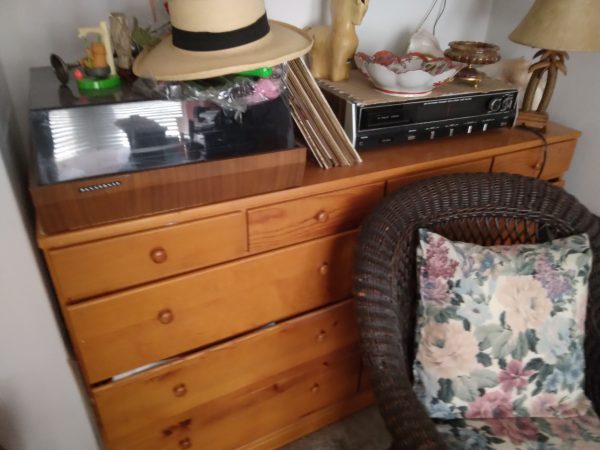 1006106_bedroom1_181110_10DrawerMapleDresser