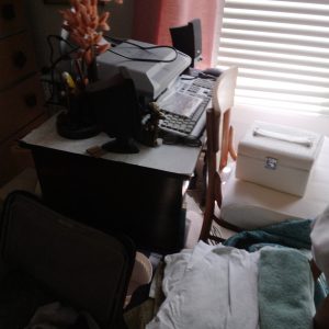 1006109_bedroom1_181653_deskandChair