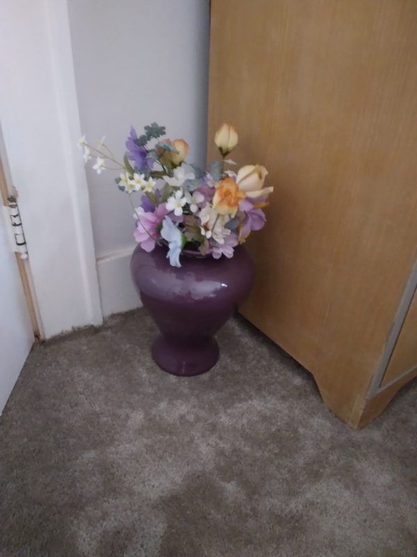 1006110_bedroom1_181727_flowerVase