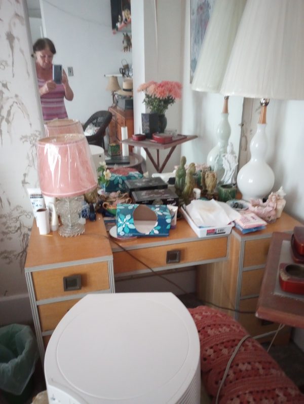 1006122_bedroom1_181227118_vanityTable