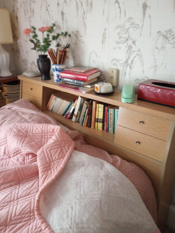 1006124_bedroom1_181245638_headboard