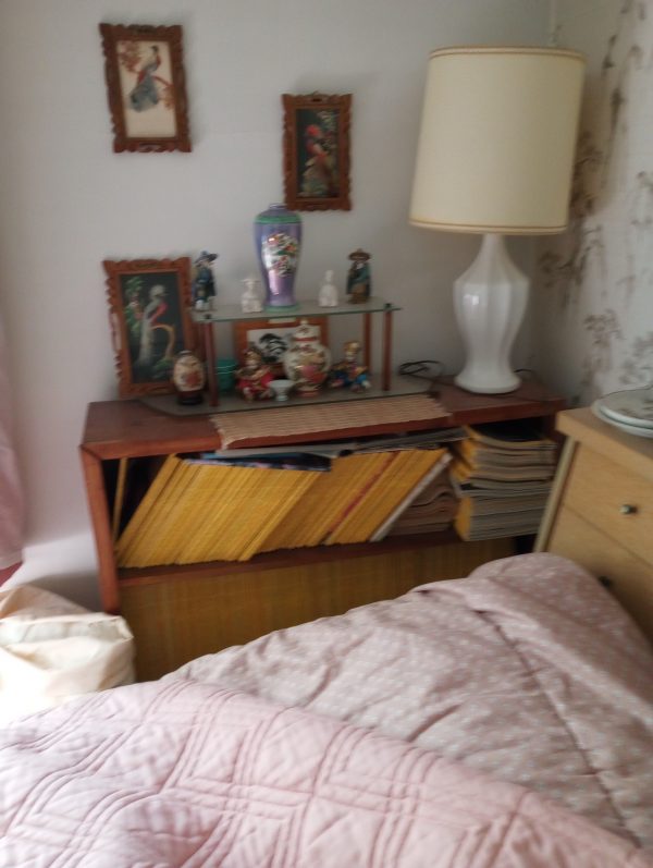 1006126_bedroom1_181251575_desk