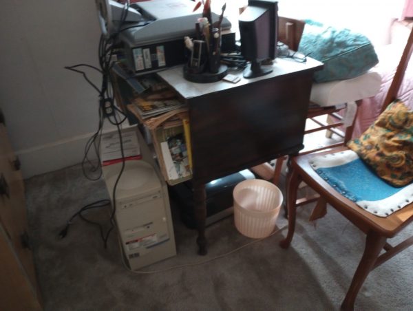1006129_bedroom1_181345165_desk