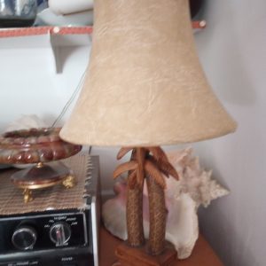 1006136_bedroom1_181453292_woodLamp
