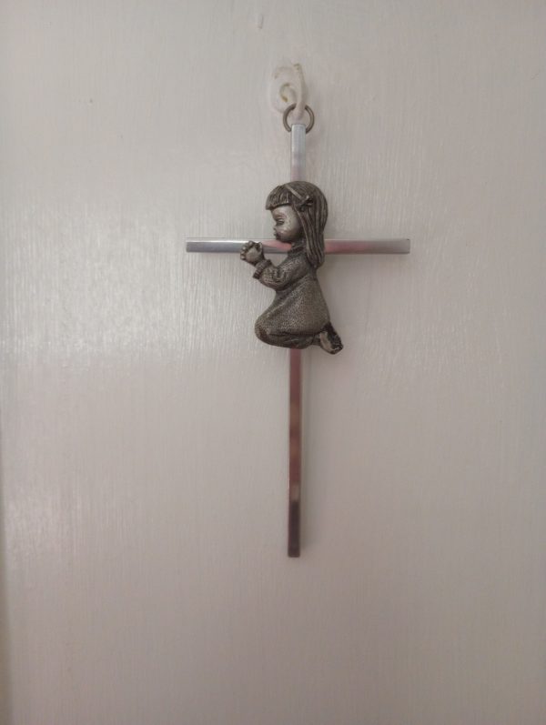 1006144_bedroom1_181644526_metalCross