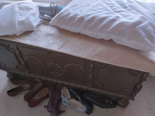 1007110_bedroom2_181416i_ornateWoodenChest
