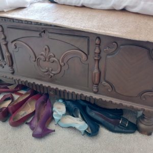1007128_bedroom2_114913855_ornateWoodenChest