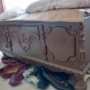 1007129_bedroom2_114936378_ornateWoodenChest