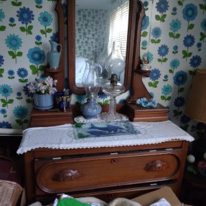 1008101_bedroom3_181446_oldDresser