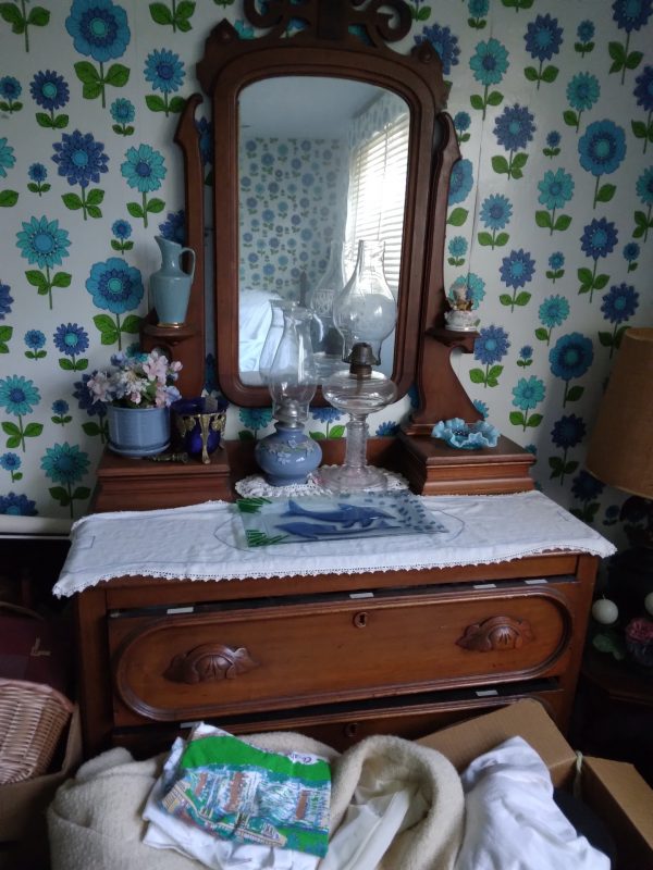 1008101_bedroom3_181446_oldDresser