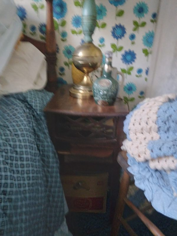 1008104_bedroom3_181521_lamp