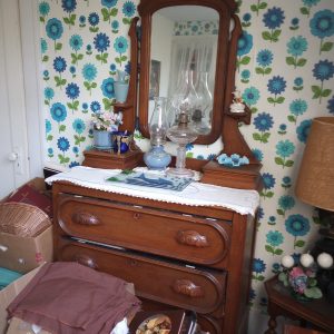 1008111_bedroom3_115247518_vases