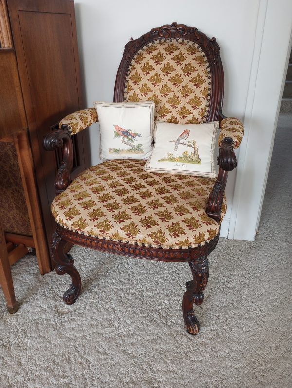 livingroom_08540445_antiqueChair02