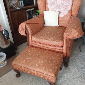 livingroom_085516392_grandChairStool02